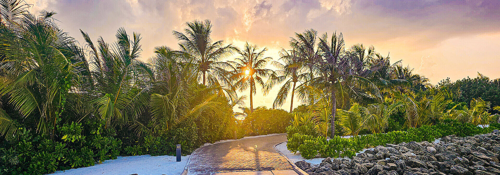 Bilderbuch Sonnenuntergang auf den Malediven