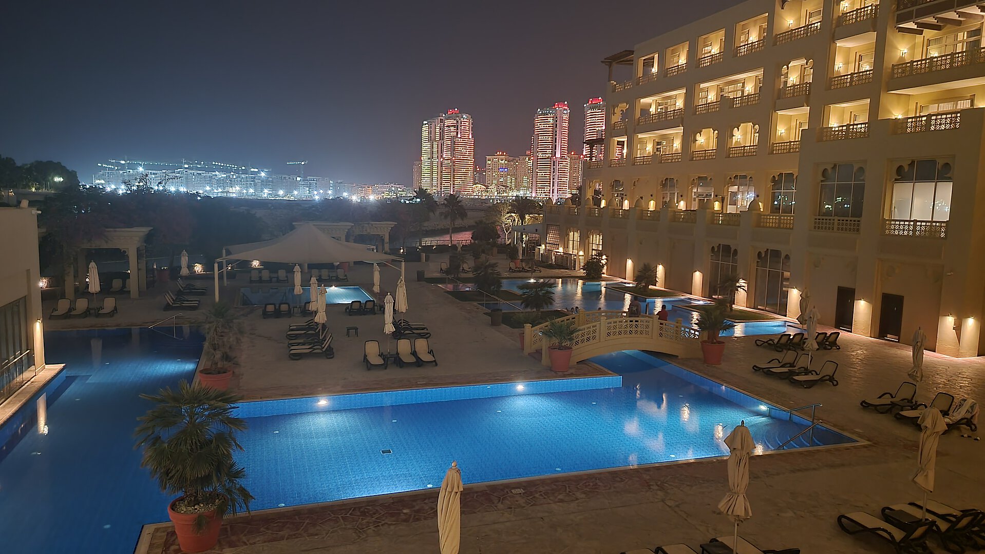 Poollanschaft im Grand Hyatt Doha